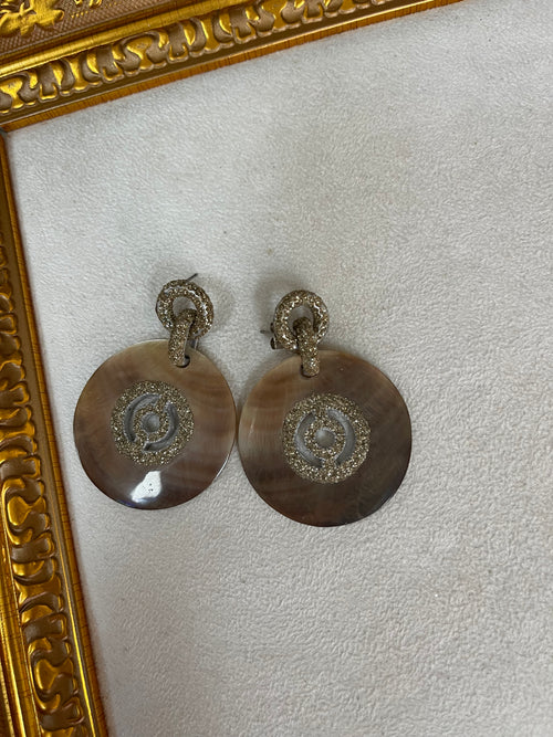 Boucle d'oreille Greca Nacre couleur Taupe