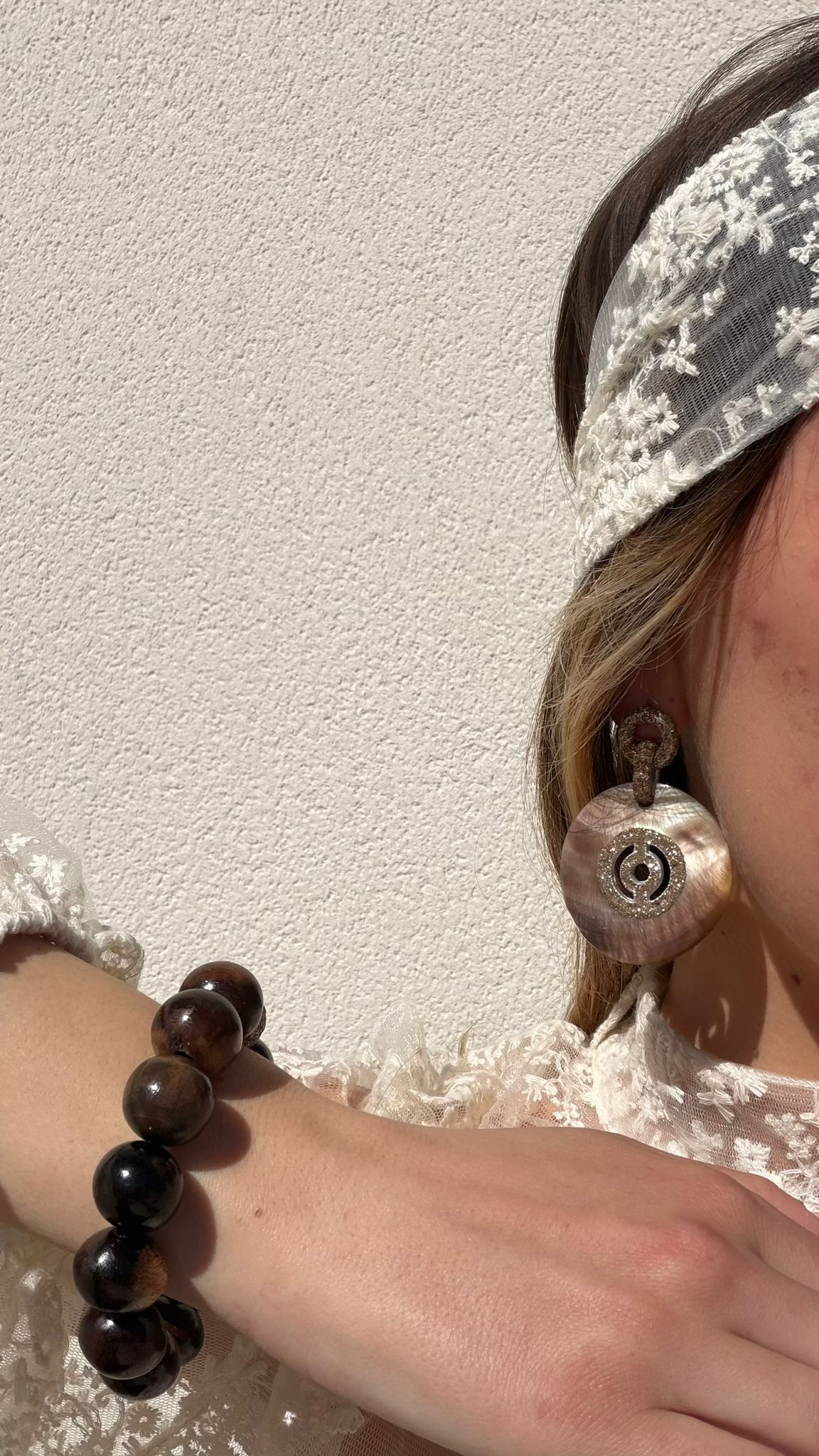 Boucle d'oreille Greca Nacre couleur Taupe